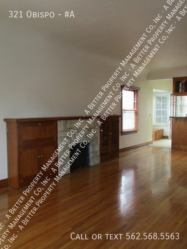 Foto principal - HUGE CLASSIC Upper Unit w/HARDWOOD floors,...