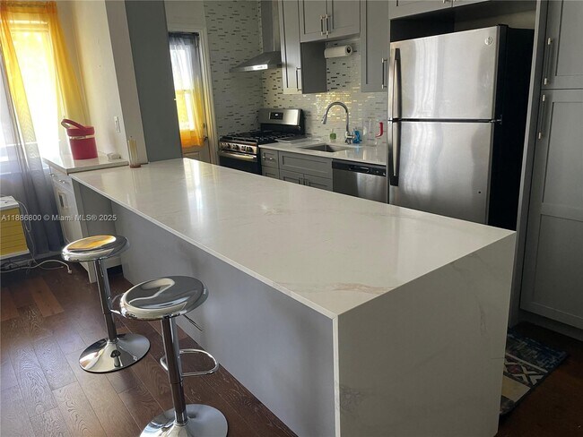 Foto del edificio - 15 NW 204th St