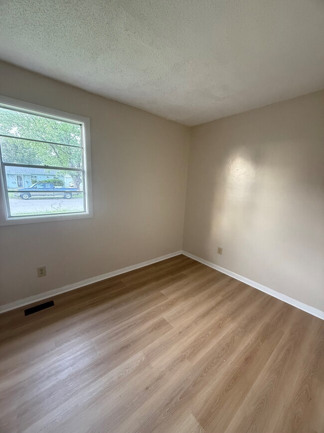 Building Photo - 2821 E Cardinal Dr