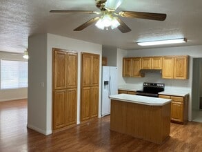 Building Photo - 627 E Springhill Dr