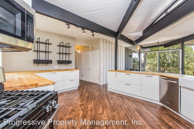 Building Photo - 9718 Shadow Island Dr