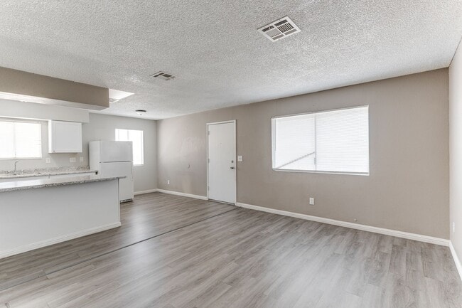 Building Photo - **MOVE IN SPECIAL! $500 OFF FIRST MONTH'S RENT!**