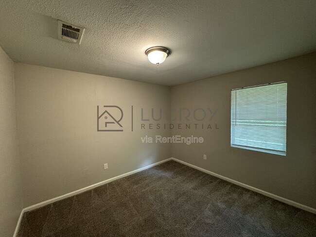 Foto del edificio - 227 Lawrence Rd