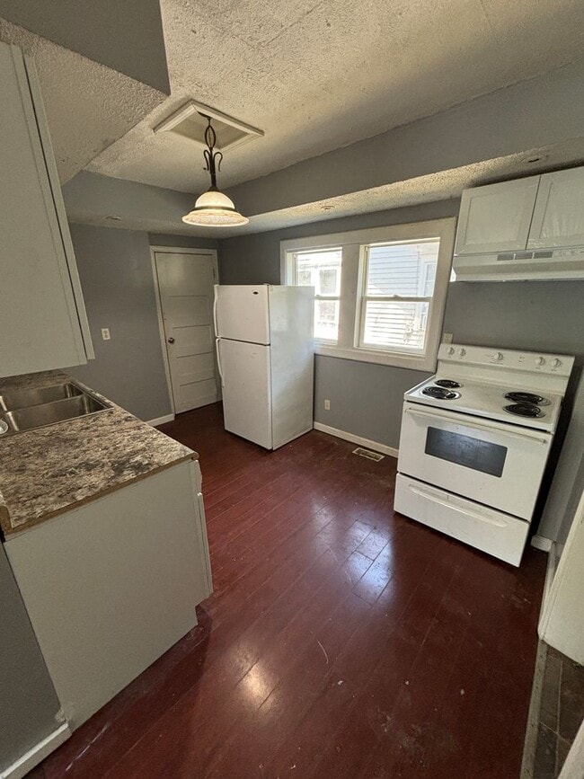 Building Photo - Large 4 Bedroom 1.5 Bathroom HOUSE SPECIAL