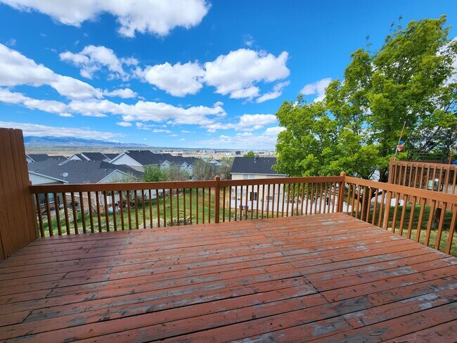 Foto del edificio - Stunning 3 bdrm 1.5 bath townhome! Wine & Dine on your enormous deck featuring city views!