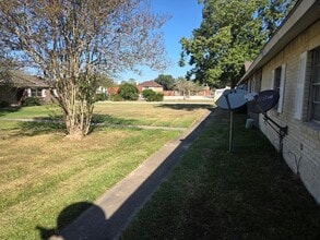 Building Photo - 2000 Bahama Dr