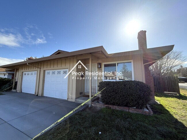 Building Photo - Updated 3 bd/1.5 ba S. Land Park Area Duplex!
