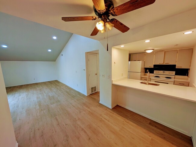 Building Photo - 1085 Merrimar Cir N