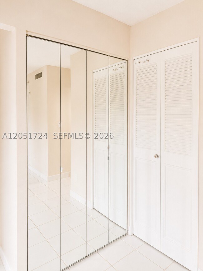 Foto del edificio - 10738 N Kendall Dr
