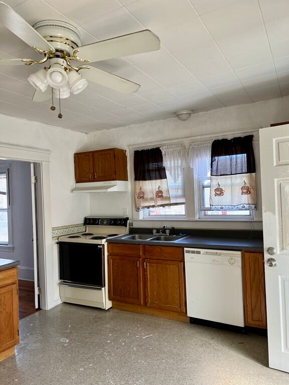 15 Baltic St Unit 1, Attleboro, MA 02703 Room for Rent in Attleboro