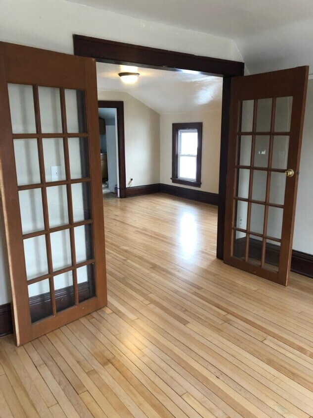 living rooms - 2019 E Washington Ave