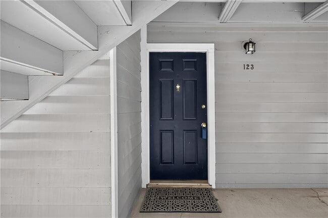 Building Photo - 123 Warm Springs Cir