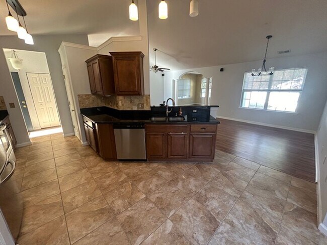 Building Photo - A bright and beautiful 3 bedroom, 2 bath h...