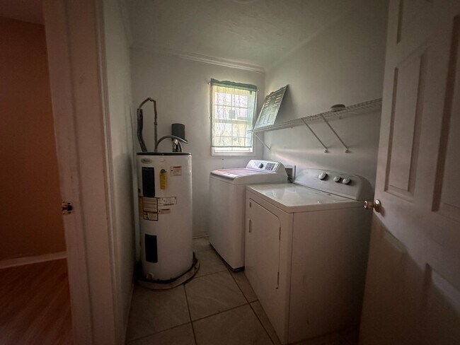 Foto del edificio - Spacious 3/2 available now!