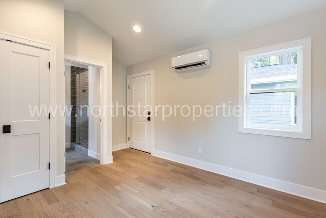Building Photo - New Construction in the Heart of Lake Oswego.