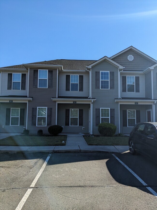2 Bedroom, 2.5 Bath Like New Townhome in C... - 2 Bedroom, 2.5 Bath Like New Townhome in C...