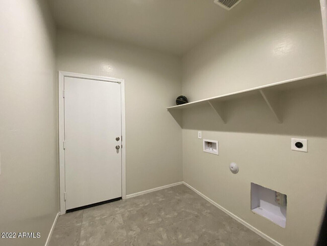 Building Photo - 35420 W San Alvarez Ave