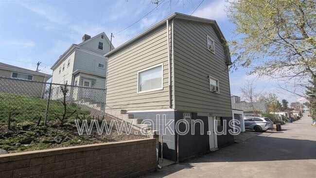 Building Photo - 651 Bigelow St
