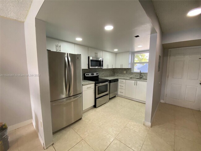 Building Photo - 9373 Fontainebleau Blvd