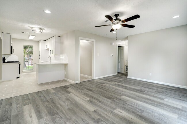 Foto del edificio - 4411 Oak Shadows Dr