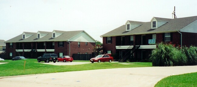 St Charles Apartments - 2460 Stone Hollow Dr