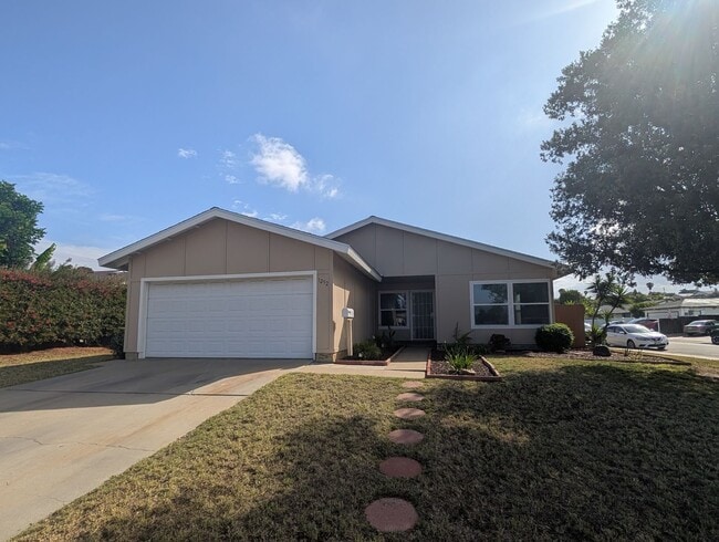 Building Photo - Corner Lot Home in Escondido!