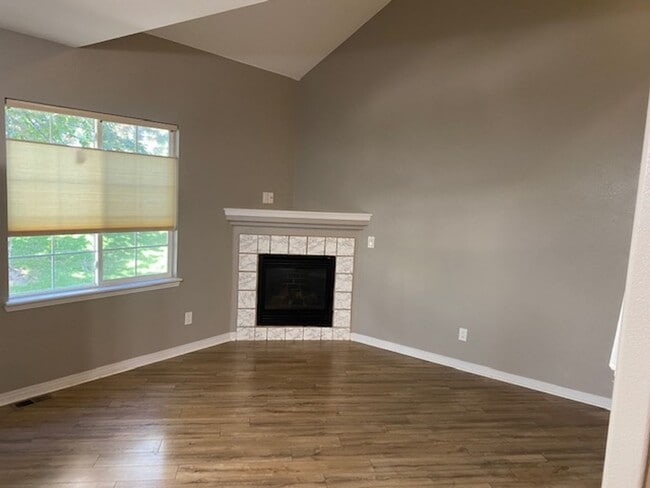 Building Photo - 3 bed 3 bath townhome - Ready 4/10/26