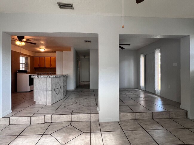 Foto del edificio - Charming 3 bed 1 bath Single Family Home w...