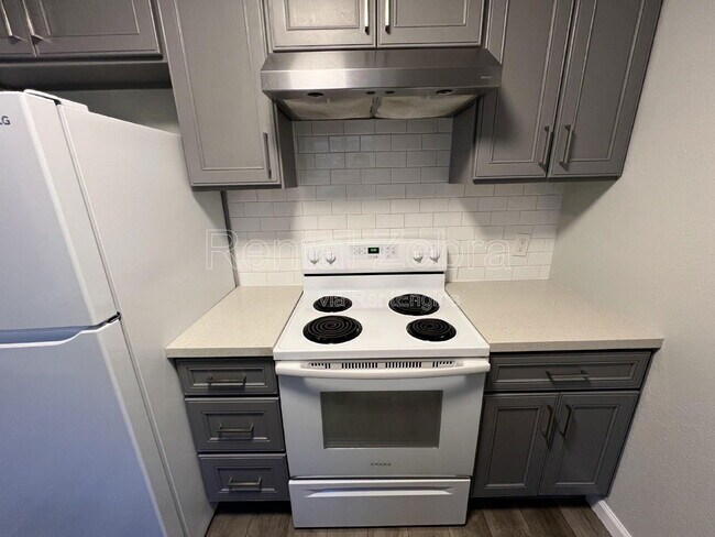 Foto del edificio - 141 Agua Caliente Rd W