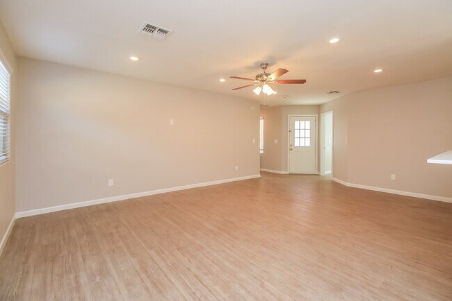 Building Photo - 3825 E Frances Ln