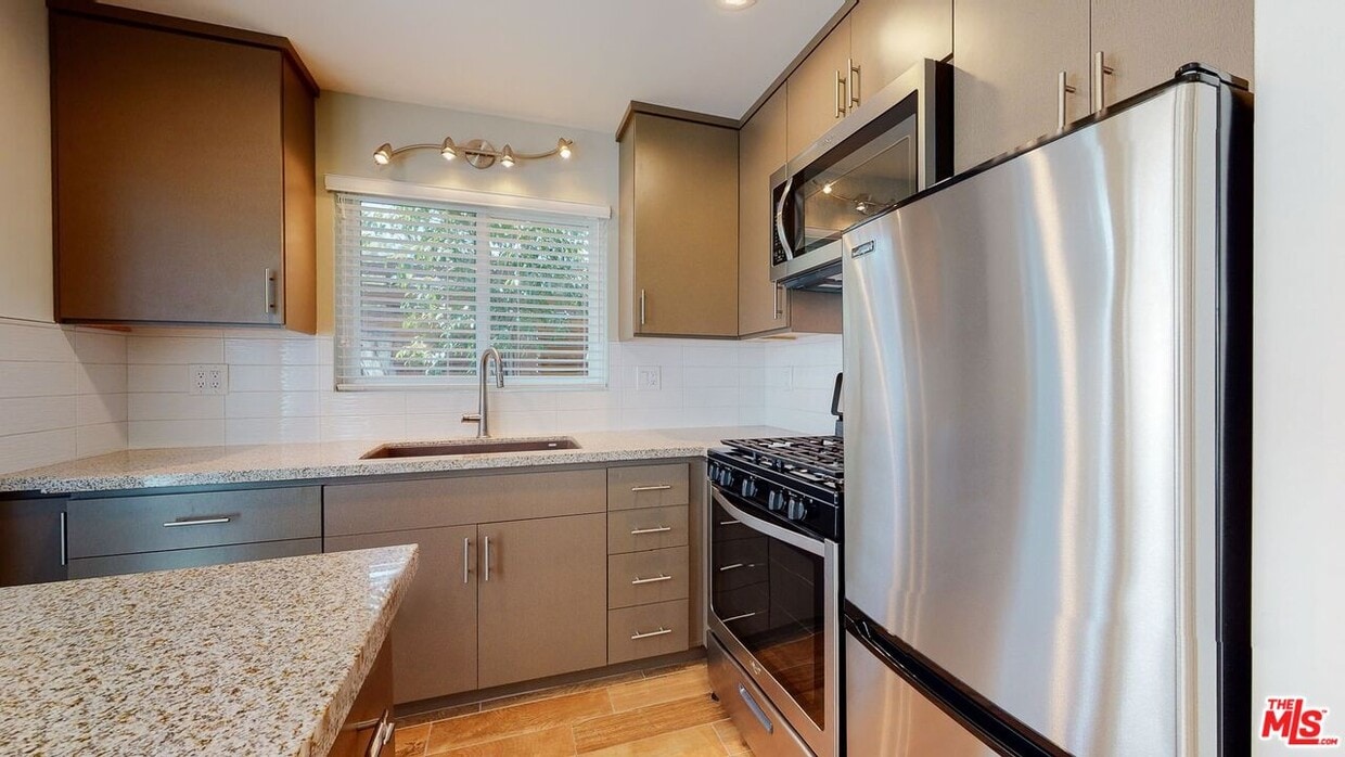 Foto principal - 10333 Santa Monica Blvd