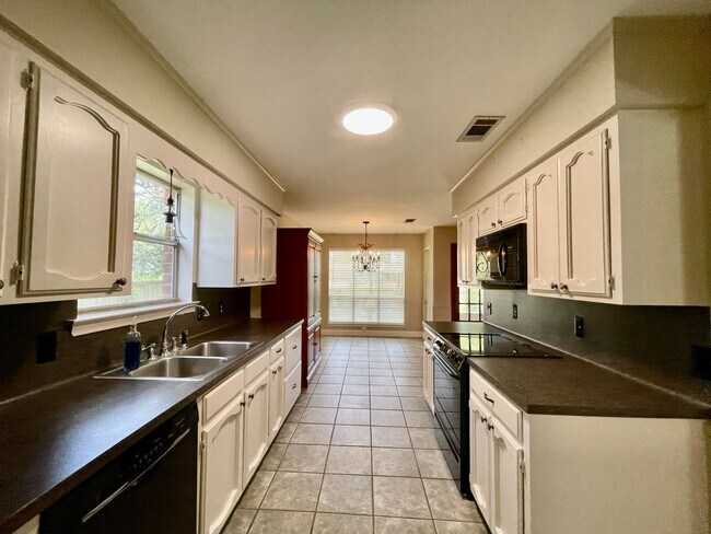 Foto del edificio - Gorgeous Three Bedroom Home In A Wonderful...