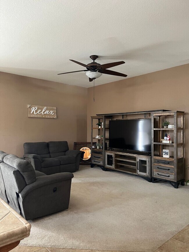 Building Photo - VACATION RENTAL-2 bedroom/2 bath + Den