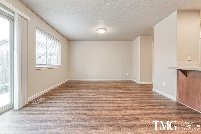 Building Photo - 3 Bedroom/2.5 Bath With Fenced Backyard, W...