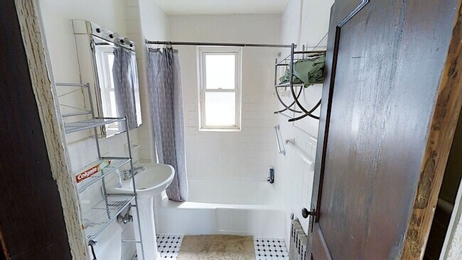 Foto del edificio - 9/1 No Fee! Renovated Philly style 3BR near Porter & Davis!