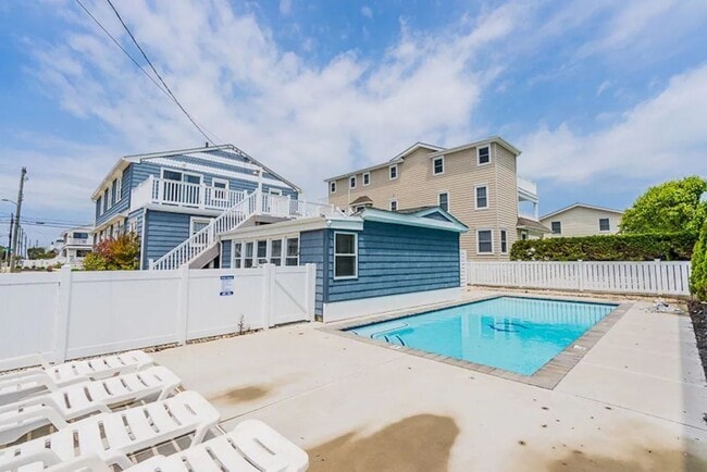Building Photo - BEACH BLOCK - 2 Bed / 1 Bath - WINTER RENT...