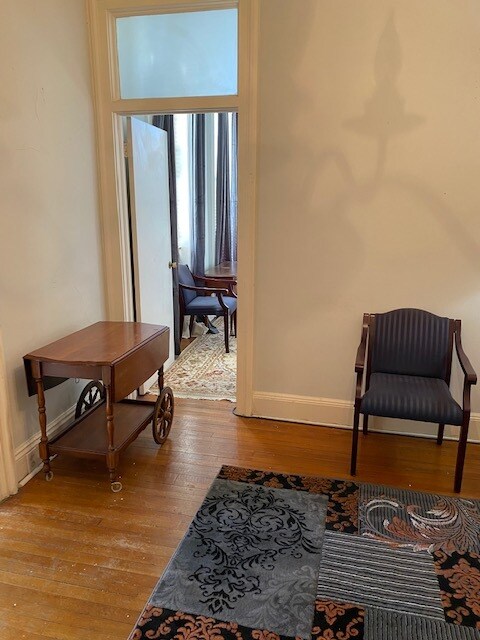 sala de estar - 213 E Hall St