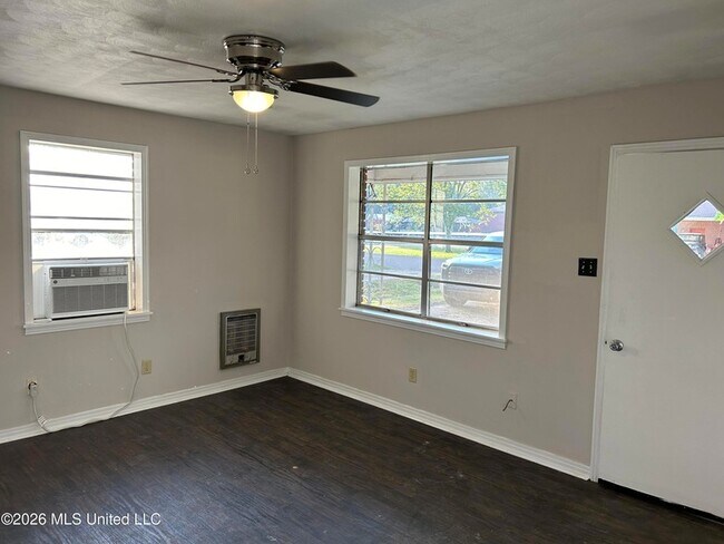 Building Photo - 106 Rollins Dr