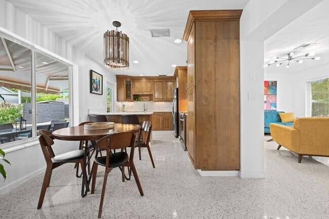 Building Photo - 409 NW 27th St