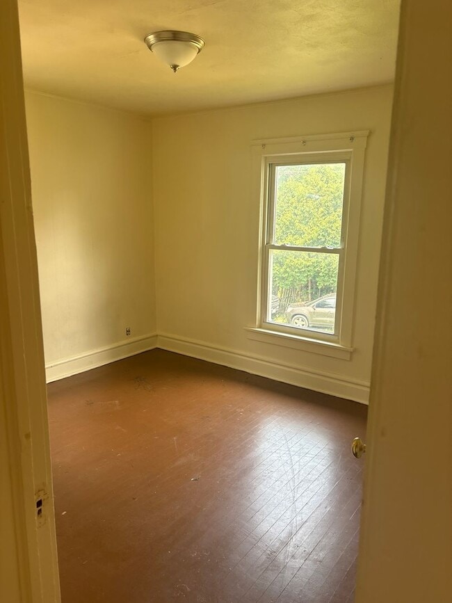 Building Photo - SPACIOUS 4 BEDROOM HOME READY TO WELCOME YOU