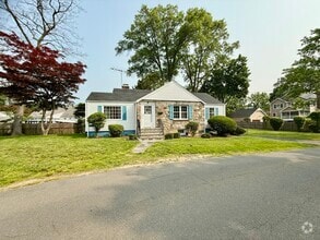 Building Photo - 14 Hedge Dr