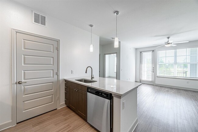 Foto del edificio - 17401 W Lake Houston Pkwy