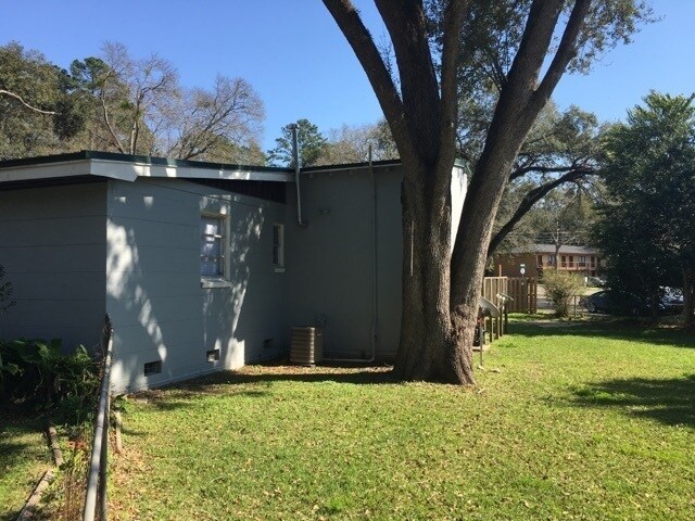 Building Photo - 1901 Crabapple Dr