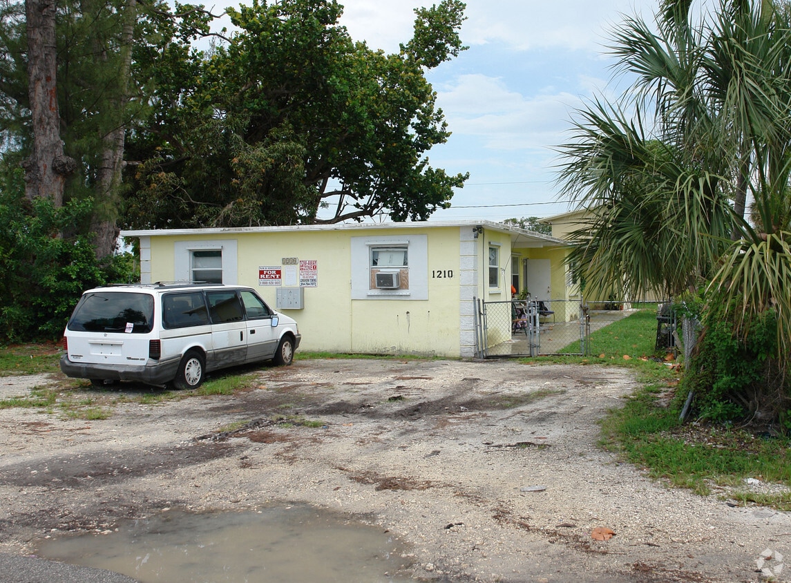  - 1210 NW 2nd St