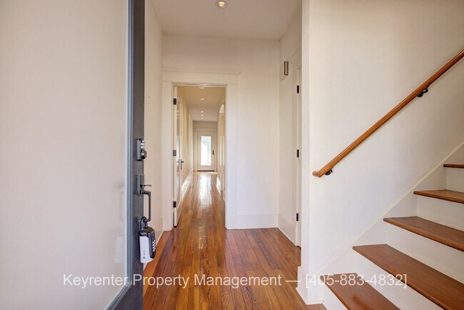 Foto del edificio - Charming 2-Level Townhouse in Historic Cottage District! HALF OFF A FULL MONTH'S RENT!! Save over...