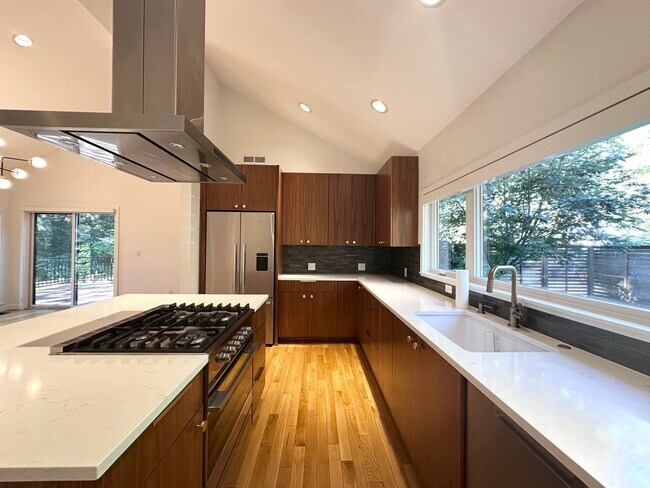 Building Photo - Immaculate 3 Bed 4 Bath Mid-Century Home i...