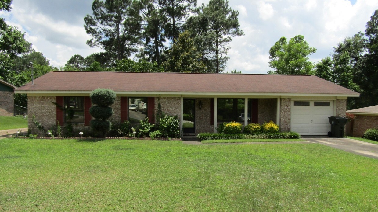 Primary Photo - 201 Peartree Cir
