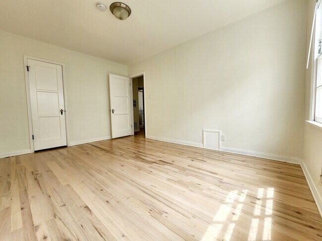 Room 1 - 436 Kelton Ave