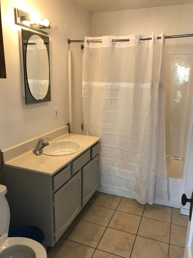 Foto del edificio - 327 E 6th St