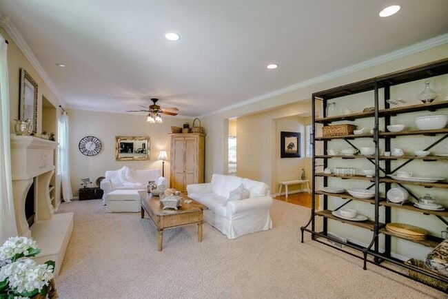 Building Photo - Immaculate Modern Townhouse in Sought-Afte...
